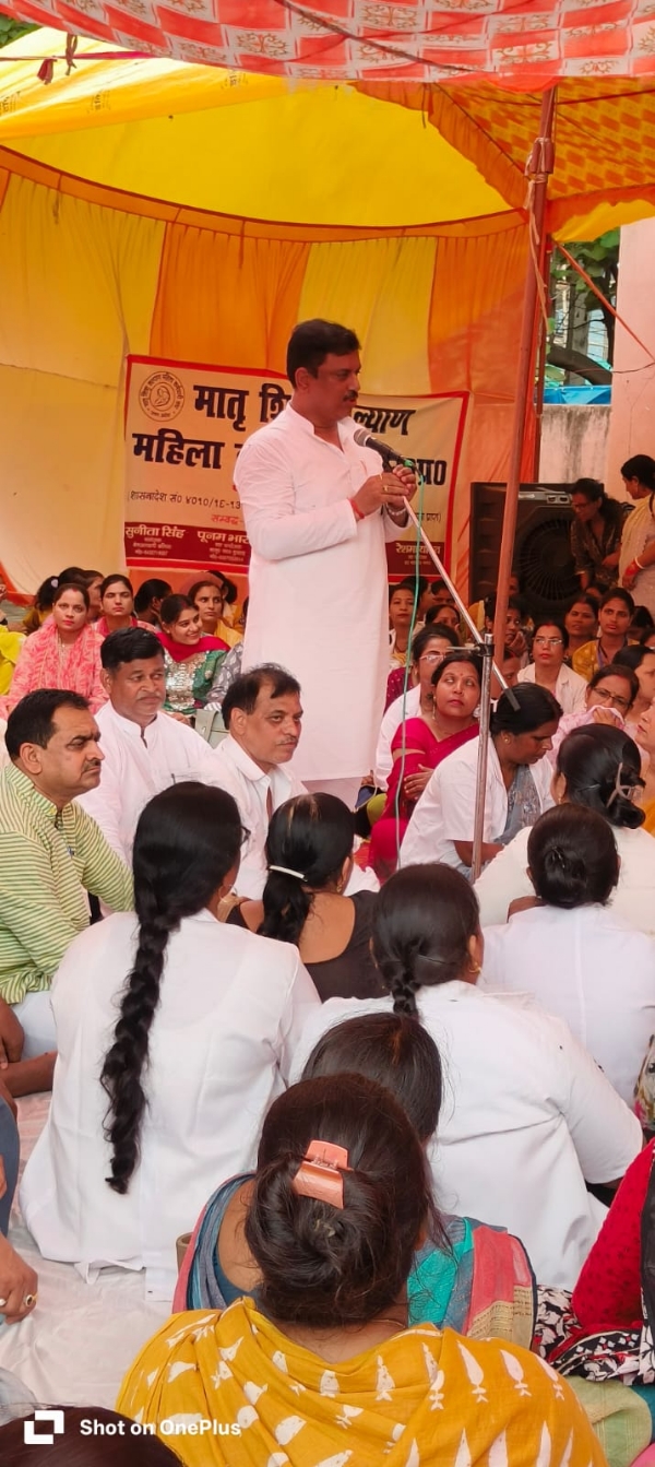 धरना देते कर्मचारी