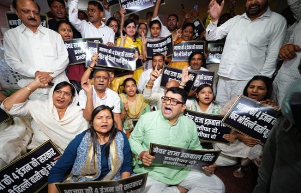दिल्ली नगर निगम के अंकुश नारंग के नेतृत्व में आआपा पार्षद प्रदर्शन करते हुए