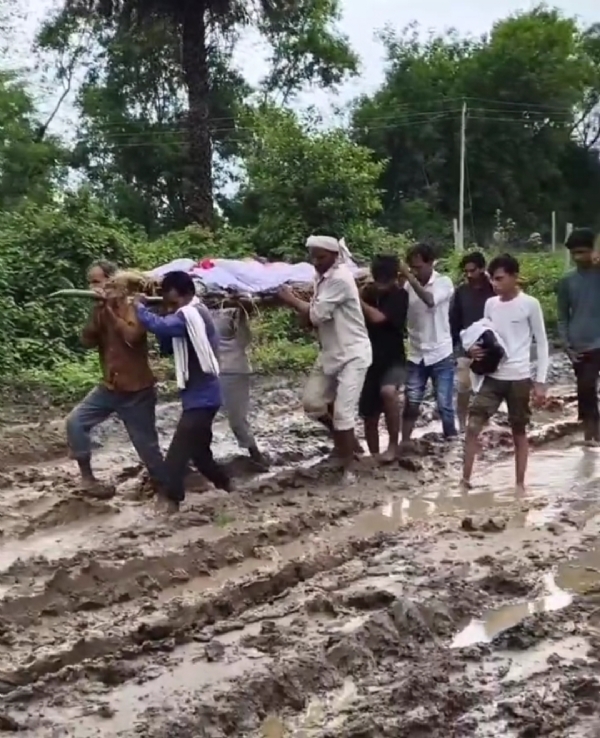 मानवीयता शर्मसार: कीचड़ में गिरते-पड़ते व-मुश्किल शवयात्रा में शामिल हुए लोग