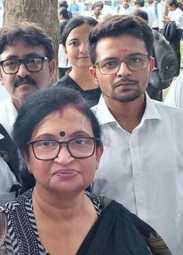 तृणमूल नेताओं के साथ मनोजित