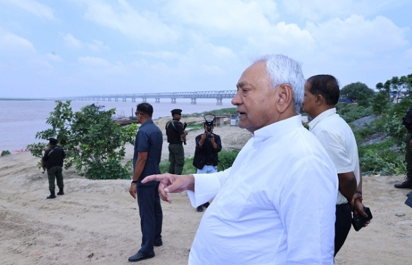 मुख्यमंत्री  जेपी गंगा पथ के  सौंदर्गीकरण कार्य सहित गंगा नदी के बढ़ते जलस्तर का निरीक्षण करने के दौरान