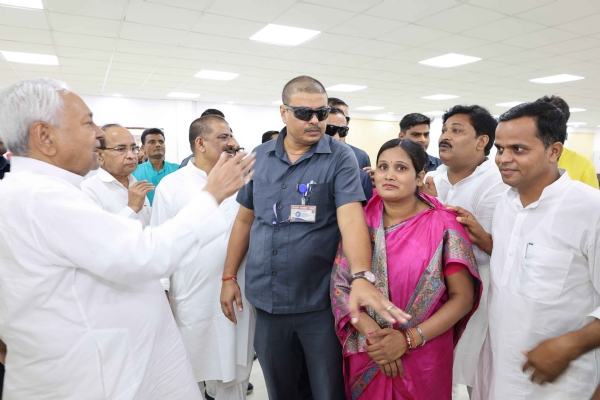 विधानसभा चुनाव से पहले जनता दल यूनाइटेड कार्यालय में  कार्यकर्ताओं और समर्थकों से मिलते  मुख्यमंत्री नीतीश कुमार