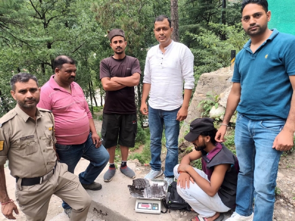 चरस के साथ