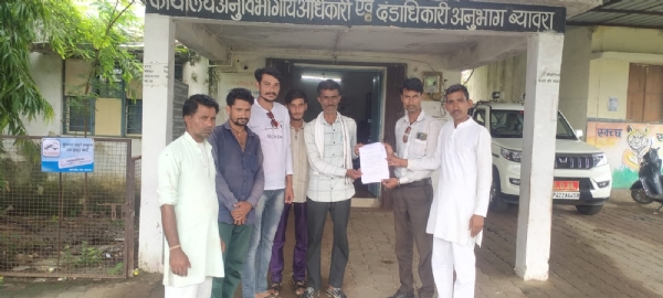 ग्रामीणों ने एसडीएम को सौंपा ज्ञापन