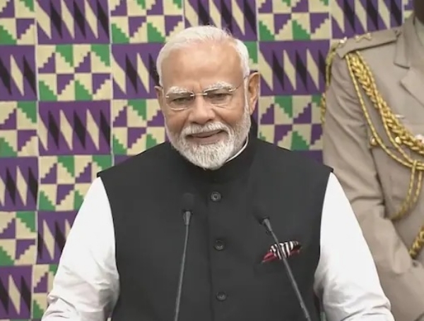 अफ्रीकी देश घाना की संसद को संबोधित करते प्रधानमंत्री नरेन्द्र मोदी।