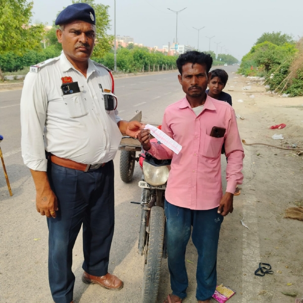 वाहनों के चालान करते ट्रैफिक पुलिस कर्मचारी