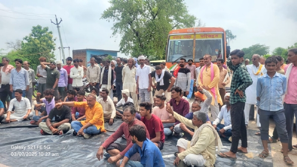 मौदहा डैम में मिला लैब टैक्नीशियन का शव, परिजनों ने किया रोड जाम