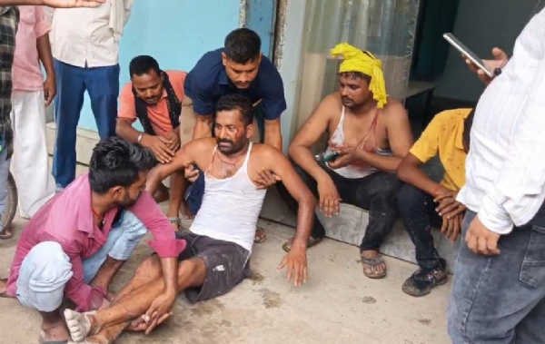 घायल को अस्पताल ले जाते लोग