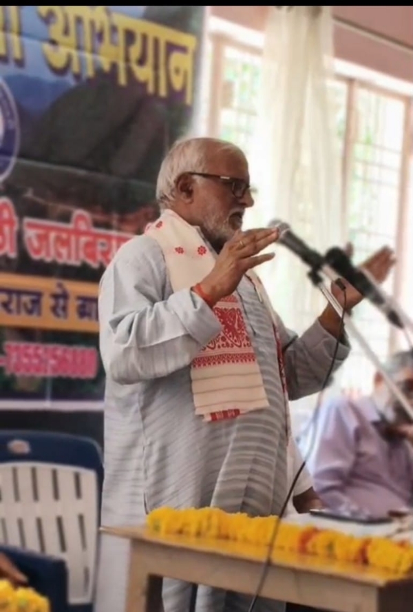 बोलते हुए पर्यावरण विद् डॉ अर्जुन प्रसाद पांडेय
