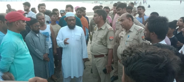 चील्ह गांव स्थित गंगा घाट पर पुलिस और ग्रामीणों की भीड़।