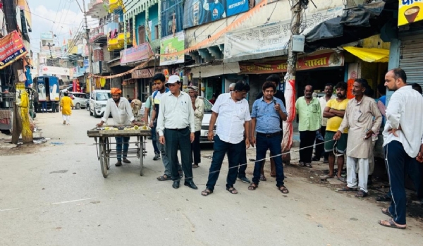 बावली चौराहा पर पैमाइश करते पीडब्लूडी अभियंता।