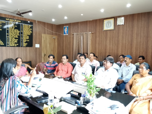 शिक्षकों ने शिक्षा पदाधिकारी पर लगाया वेतन रोकने का आरोप