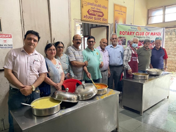 भोजन सेवा में सहयोग करते हुए रोटरी क्लब आफ मंडी के पदाधिकारी व सदस्य।