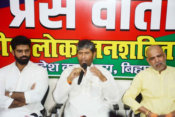 राष्ट्रीय लोक जनशक्ति पार्टी अध्यक्ष पशुपति कुमार पारस संवदाता समेलन को सम्बोधित करते