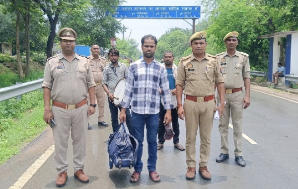 आरोपी को जिला बदर करती पुलिस टीम