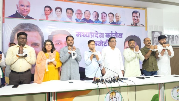 कांग्रेस का रस्सी से हाथ बांधकर अनोखा प्रदर्शन