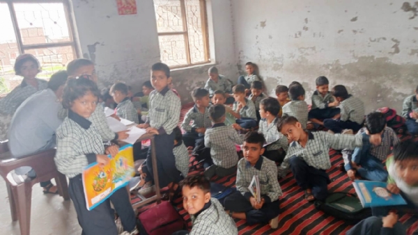 संडील गांव स्थित निजी स्कूल में दिखाई देते पढते बच्चे।
