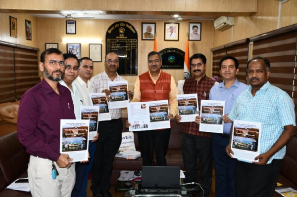 ब्राऊशर जारी करते हुए कुलपति और अन्य अधिकारी।