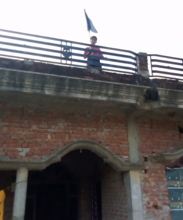 ब्राम्हण समाज के घर पर लगा काला झंडा
