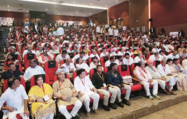 गुरुग्राम के मानेसर में आयोजित शहरी स्थानीय निकायों के अध्यक्षों के राष्ट्रीय सम्मेलन में मौजूद प्रतिनिधि।