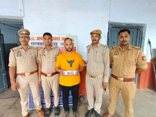 पुलिस की गिरफ्त में आरोपित हिस्ट्रीशीटर अकील खिचड़ी