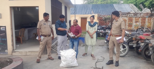 बिना लाइसेंस चल रहे मेडिकल स्टोर पर छापेमारी करती औषधि विभाग और पुलिस की संयुक्त टीम