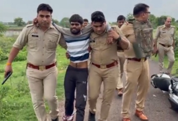 घायल बदमाश को हॉस्पिटल ले जाते पुलिस कर्मी