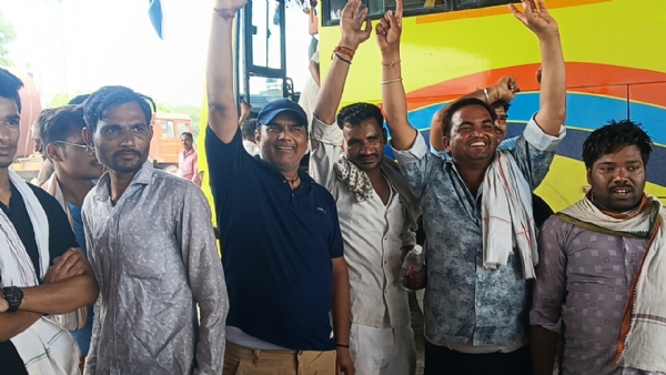 कानपुर जिला प्रशासन की की ओर मिली मदद के बाद बस यात्रियों में दौड़ी खुशी की लहर