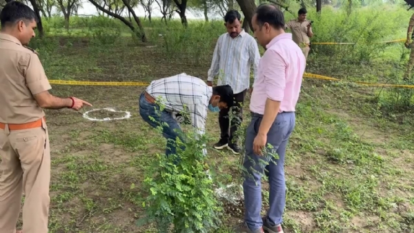 मुठभेड़ स्थल पर पुलिस टीम