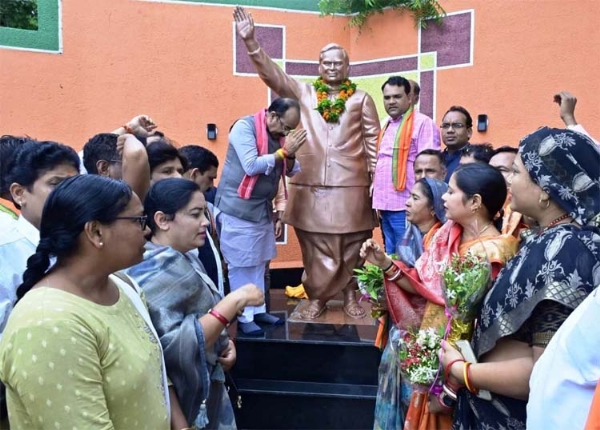 उप मुख्यमंत्री अरुण साव नवनिर्मित अटल परिसरों का लोकार्पण करते हुए