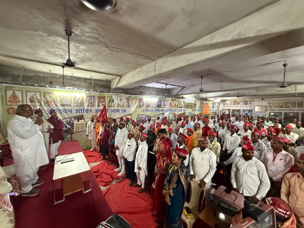 कैबिनेट मंत्री डॉ. संजय कुमार निषाद बाेलते हुए एवं उपस्थित पदाधिकारीगण।