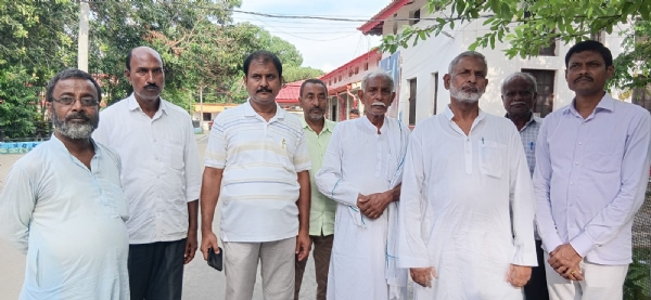 मांग करने वाले  स्थानीय लोग