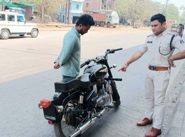 यातायात और परिवहन विभाग वाहन चालकों पर  कार्रवाई करते