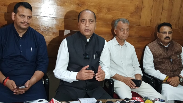 मंडी में पत्रकारों से बात करते हुए जयराम ठाकुर।