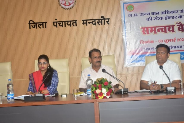 स्कूलों में बच्चों से संबंधित सभी हेल्पलाइन नंबर चस्पा करें : सदस्य डॉ. निवेदिता शर्मा