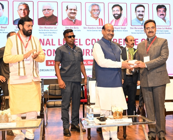 राष्ट्रीय शहरी निकाय सम्मेलन में उपस्थित लोकसभा अध्यक्ष ओम बिरला, विधानसभा अध्यक्ष हरविंदर कल्याण और मुख्यमंत्री नायब सिंह सैनी