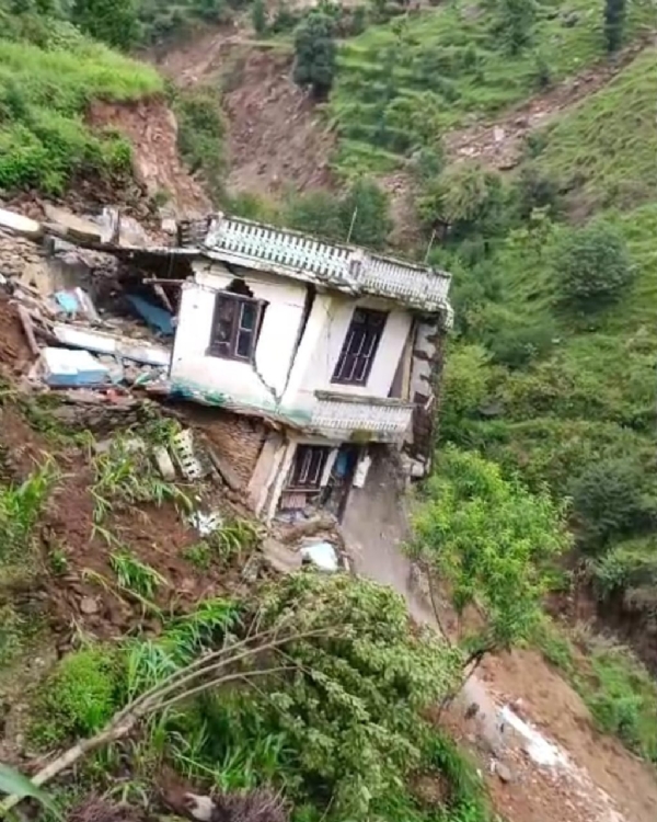 जमीन धंसने से ढहता हुआ टहल दास का पक्का मकान।