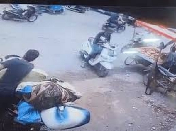 तेज रफ्तार बोलेरो वाहन ने सड़क किनारे खड़े दोपहिया वाहन को मारी जोरदार टक्कर