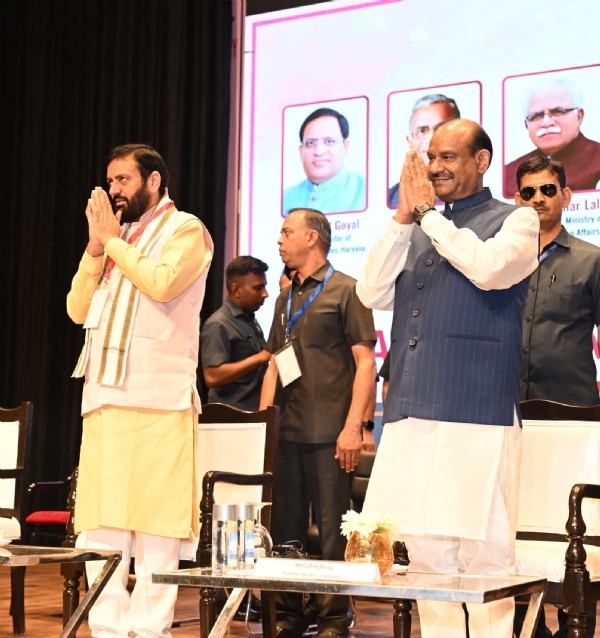 राष्ट्रीय शहरी निकाय सम्मेलन में उपस्थित लोकसभा अध्यक्ष ओम बिरला, और मुख्यमंत्री नायब सिंह सैनी