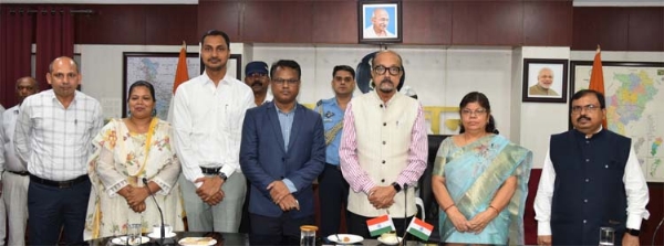 राज्यपाल रमेन डेका स्थानांतरित कर्मचारियाें काे विदाई देते हुए