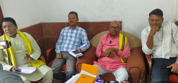 प्रेस कांफ्रेंस कराकर आरोप लगाते हुए आदिवासी समाज के पदाधिकारी।