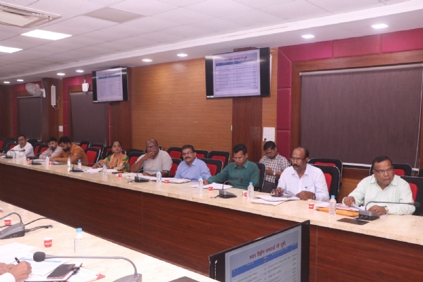 निर्माण विभागों की मासिक समीक्षा बैठक में कलेक्टर ने दिए गुणवत्तापूर्ण कार्यों के निर्देश