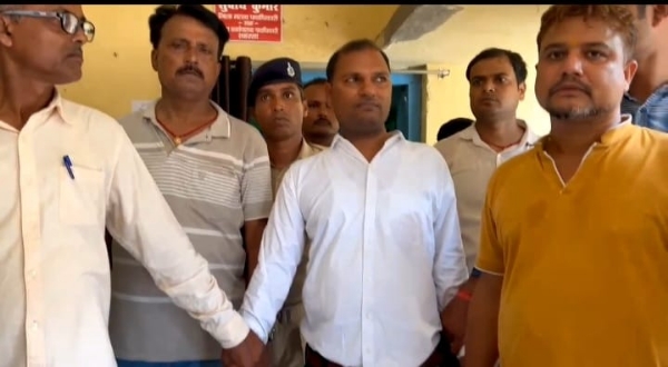 गिरफ्तार मत्स्य पदाधिकारी