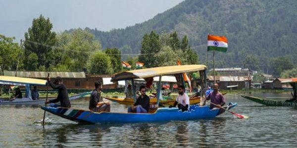 श्रीनगर के डल झील का नजारा