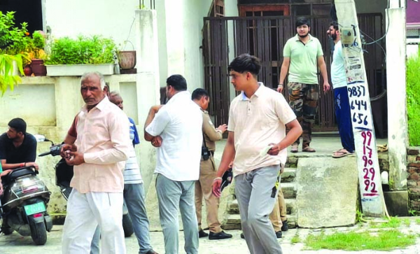 मृतक के घर के बाहर लगी भीड़