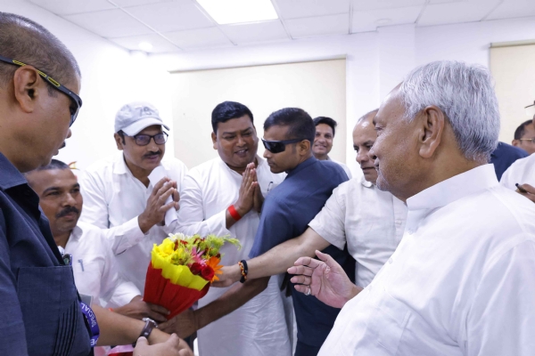 विधानसभा चुनाव से पहले जनता दल यूनाइटेड कार्यालय में  कार्यकर्ताओं और समर्थकों से मिलते  मुख्यमंत्री नीतीश कुमार