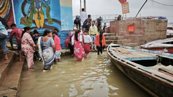 वाराणसी में गंगा में बढ़ाव का नजारा