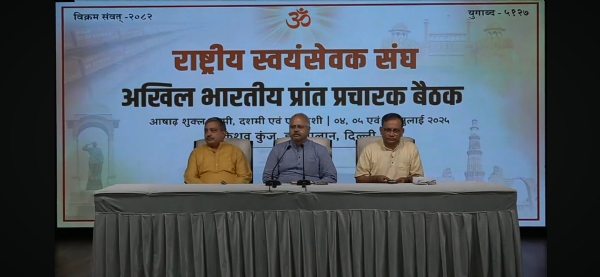 राष्ट्रीय स्वयंसेवक संघ के अखिल भारतीय प्रचार प्रमुख सुनील आंबेकर संवाददाता सम्मेलन को संबोधित करते हुए