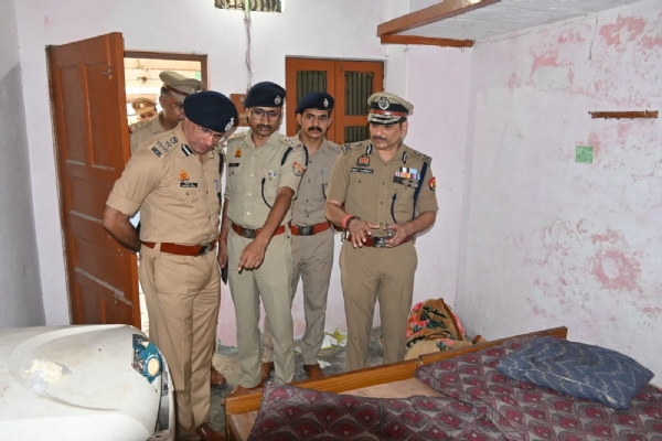 पुलिस कमिश्नर  घटनास्थल का निरीक्षण करते हुए