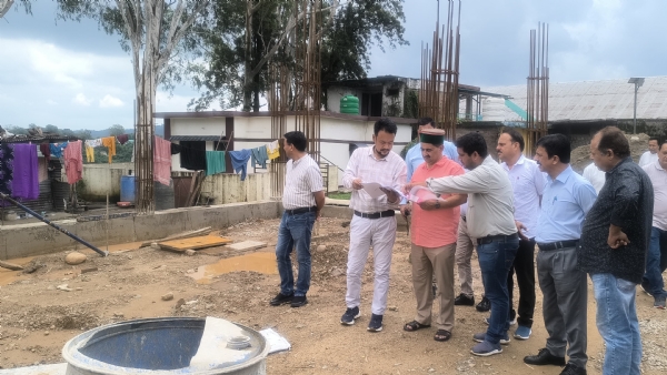 शाहपुर के रैत में बन रहे बीडीओ कार्यालय का निरीक्षण करते हुए।